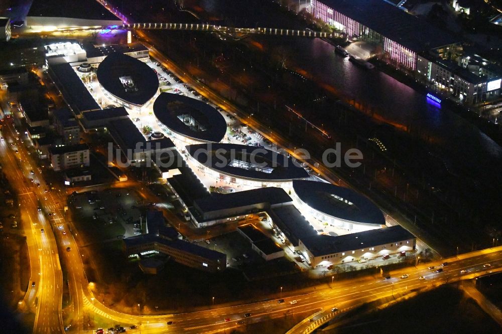 Wolfsburg bei Nacht von oben - Nachtluftbild Einkaufs- Zentrum Designer Outlets in Wolfsburg im Bundesland Niedersachsen, Deutschland