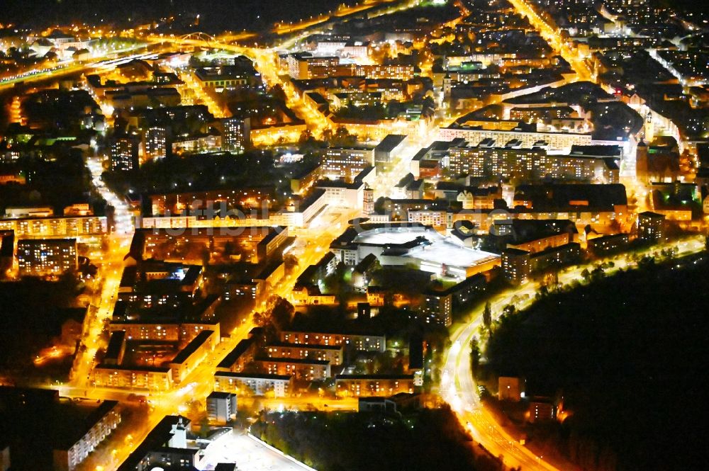 Dessau bei Nacht aus der Vogelperspektive: Nachtluftbild Einkaufs- Zentrum Dessau-Center in Dessau im Bundesland Sachsen-Anhalt, Deutschland