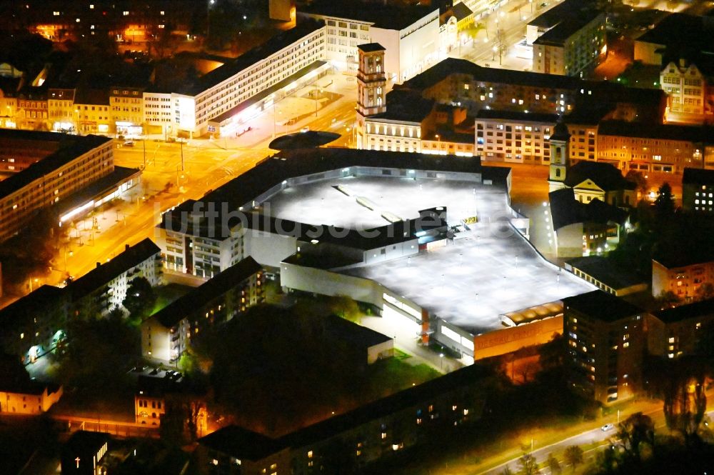 Nachtluftbild Dessau - Nachtluftbild Einkaufs- Zentrum Dessau-Center in Dessau im Bundesland Sachsen-Anhalt, Deutschland