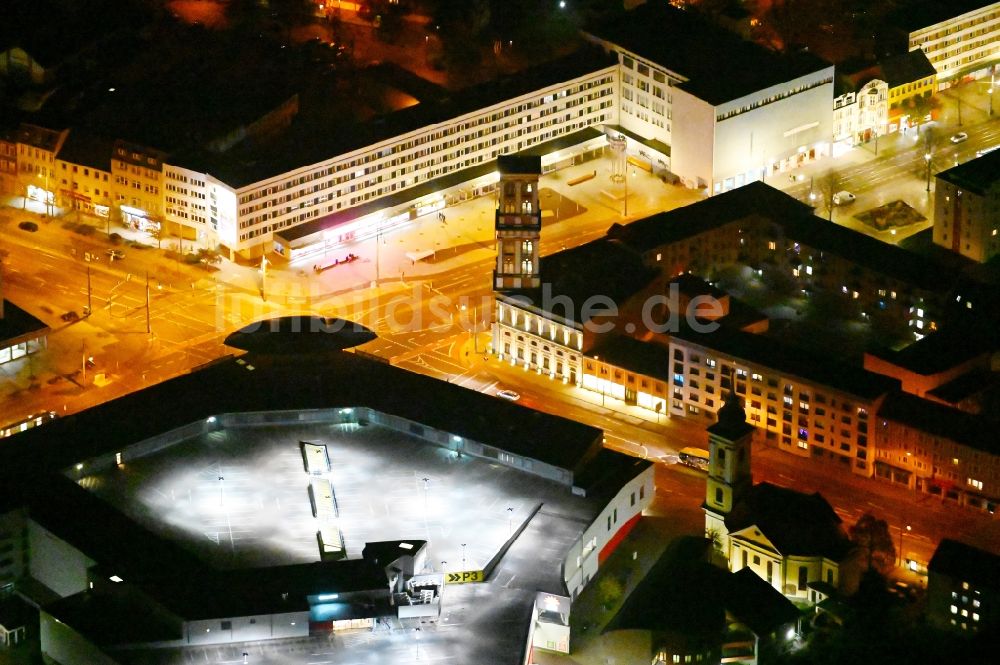 Nacht-Luftaufnahme Dessau - Nachtluftbild Einkaufs- Zentrum Dessau-Center in Dessau im Bundesland Sachsen-Anhalt, Deutschland