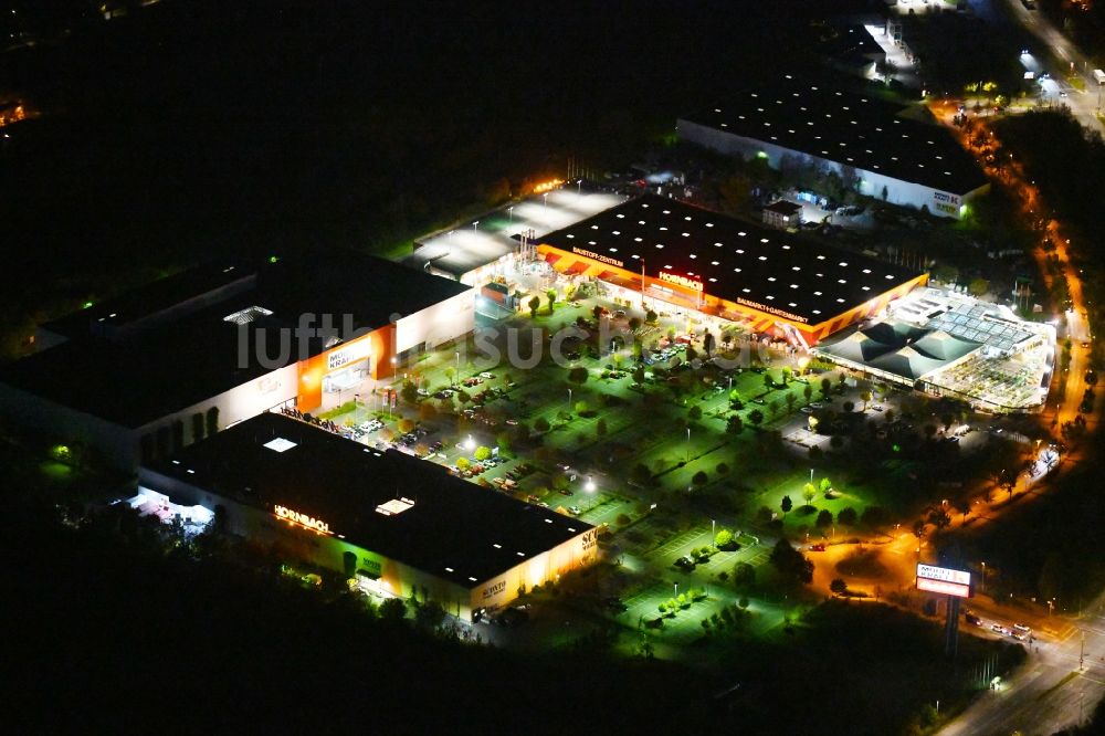 Berlin bei Nacht aus der Vogelperspektive: Nachtluftbild Einkaufs- Zentrum entlang der Märkische Spitze im Ortsteil Marzahn in Berlin, Deutschland