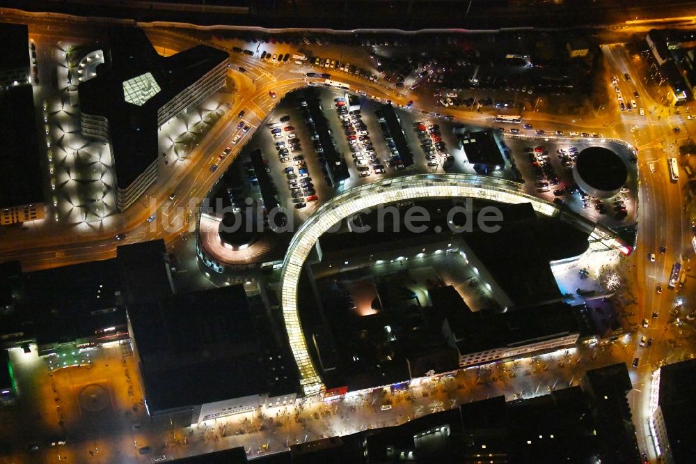 Erlangen bei Nacht aus der Vogelperspektive: Nachtluftbild Einkaufs- Zentrum ERLANGEN ARCADEN in Erlangen im Bundesland Bayern, Deutschland