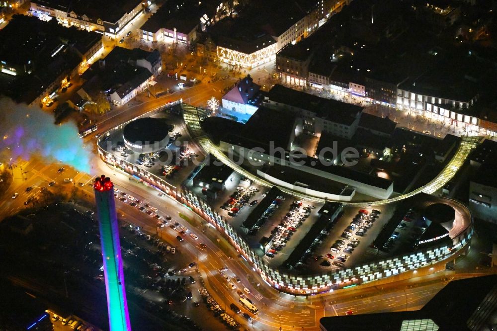 Erlangen bei Nacht von oben - Nachtluftbild Einkaufs- Zentrum ERLANGEN ARCADEN in Erlangen im Bundesland Bayern, Deutschland