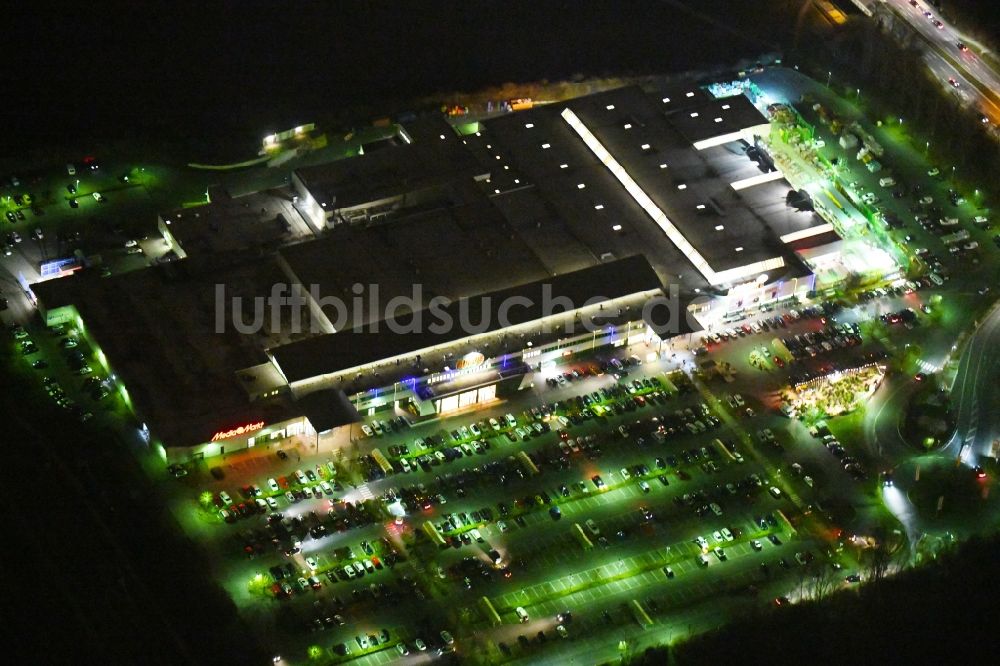 Nacht-Luftaufnahme Forchheim - Nachtluftbild Einkaufs- Zentrum Globus SB-Warenhaus im Ortsteil Buckenhofen in Forchheim im Bundesland Bayern, Deutschland