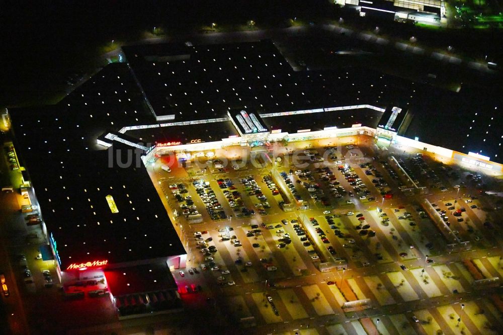 Landsberg bei Nacht aus der Vogelperspektive: Nachtluftbild Einkaufs- Zentrum Halle Center Peißen in Landsberg im Bundesland Sachsen-Anhalt, Deutschland