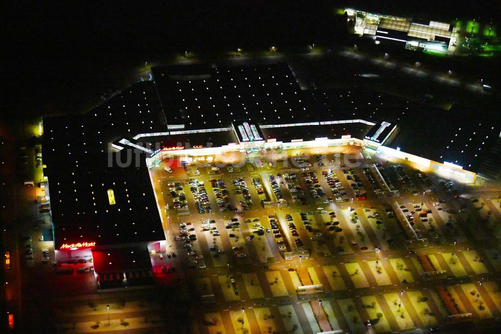 Nachtluftbild Landsberg - Nachtluftbild Einkaufs- Zentrum Halle Center Peißen in Landsberg im Bundesland Sachsen-Anhalt, Deutschland