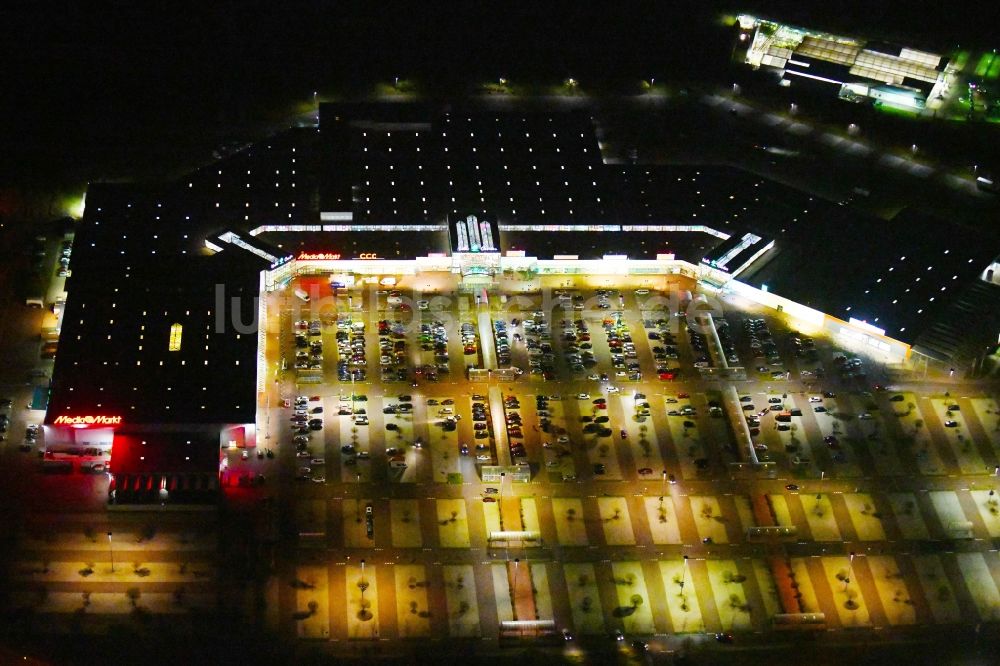 Nacht-Luftaufnahme Landsberg - Nachtluftbild Einkaufs- Zentrum Halle Center Peißen in Landsberg im Bundesland Sachsen-Anhalt, Deutschland