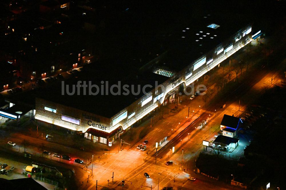 Berlin bei Nacht von oben - Nachtluftbild Einkaufs- Zentrum Hansa Center Berlin im Ortsteil Hohenschönhausen in Berlin, Deutschland