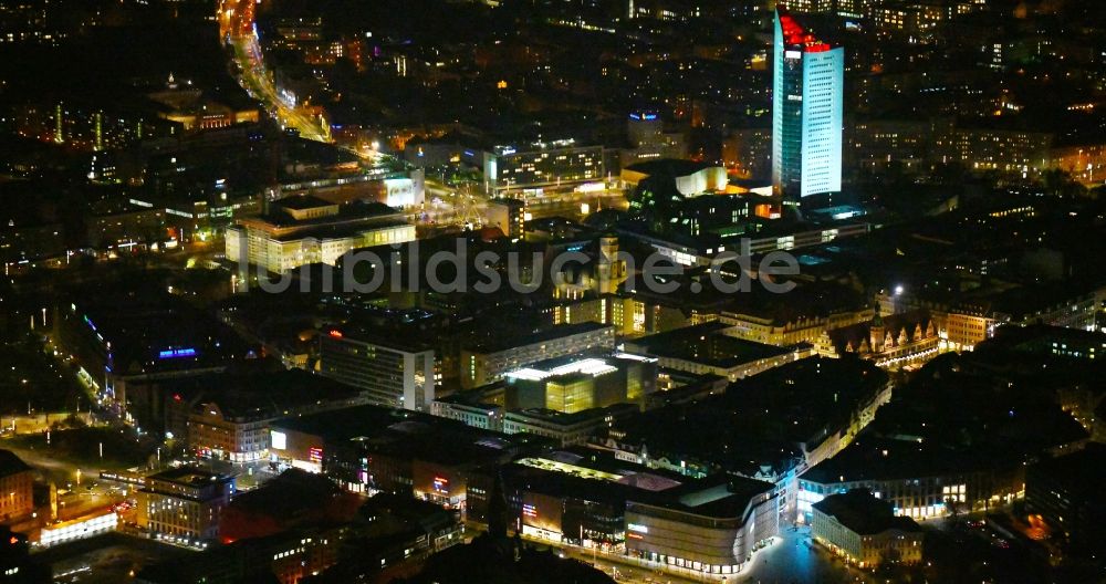 Leipzig bei Nacht von oben - Nachtluftbild Einkaufs- Zentrum Höfe am Brühl im Ortsteil Mitte in Leipzig im Bundesland Sachsen, Deutschland
