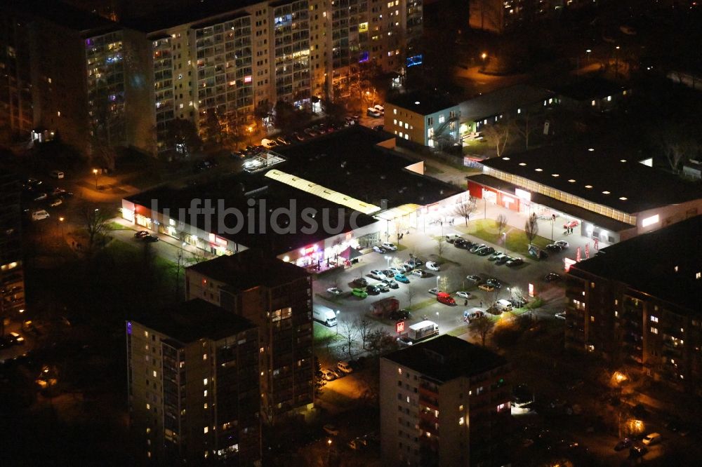 Nacht-Luftaufnahme Berlin - Nachtluftbild Einkaufs- Zentrum an der Hohensaatener Straße im Ortsteil Marzahn in Berlin, Deutschland