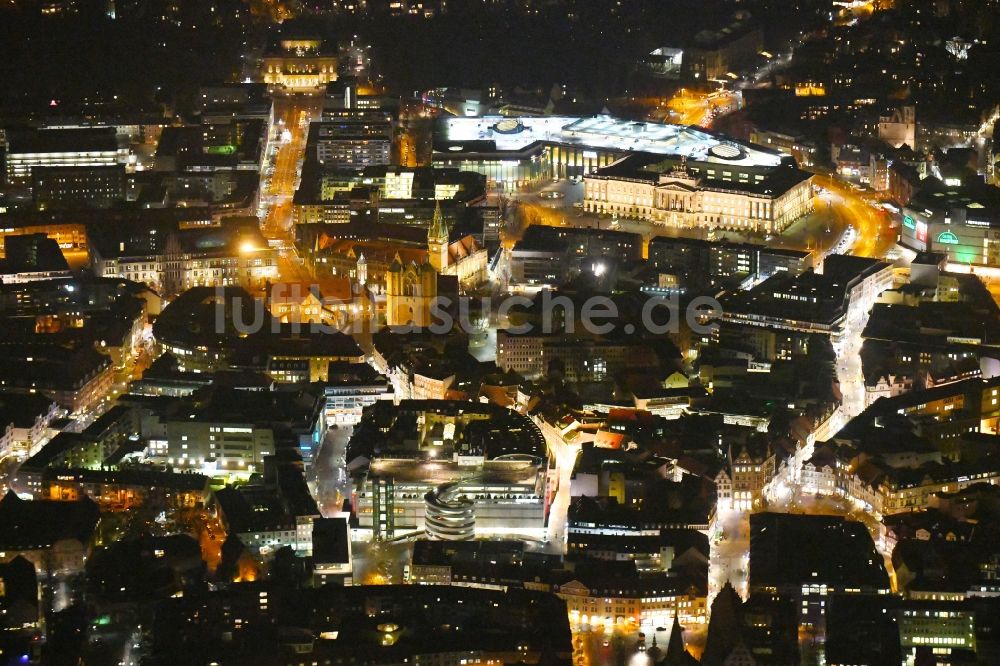 Braunschweig bei Nacht aus der Vogelperspektive: Nachtluftbild Einkaufs- Zentrum Karstadt in Braunschweig im Bundesland Niedersachsen, Deutschland