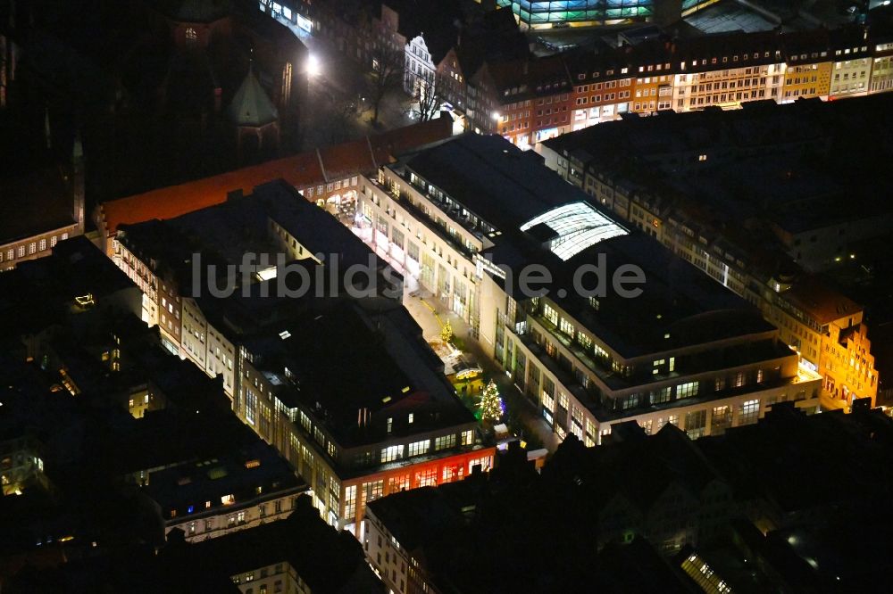 Nacht-Luftaufnahme Lübeck - Nachtluftbild Einkaufs- Zentrum KARSTADT - Kaufhaus in Lübeck im Bundesland Schleswig-Holstein, Deutschland