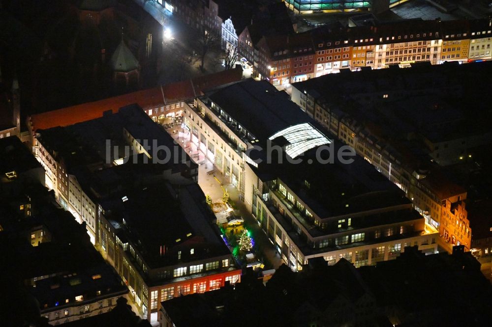 Lübeck bei Nacht von oben - Nachtluftbild Einkaufs- Zentrum KARSTADT - Kaufhaus in Lübeck im Bundesland Schleswig-Holstein, Deutschland