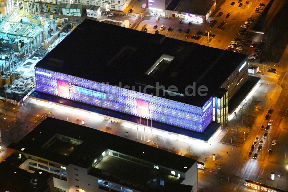 Nacht-Luftaufnahme Magdeburg - Nachtluftbild Einkaufs- Zentrum Kaufhaus KARSTADT in Magdeburg im Bundesland Sachsen-Anhalt, Deutschland