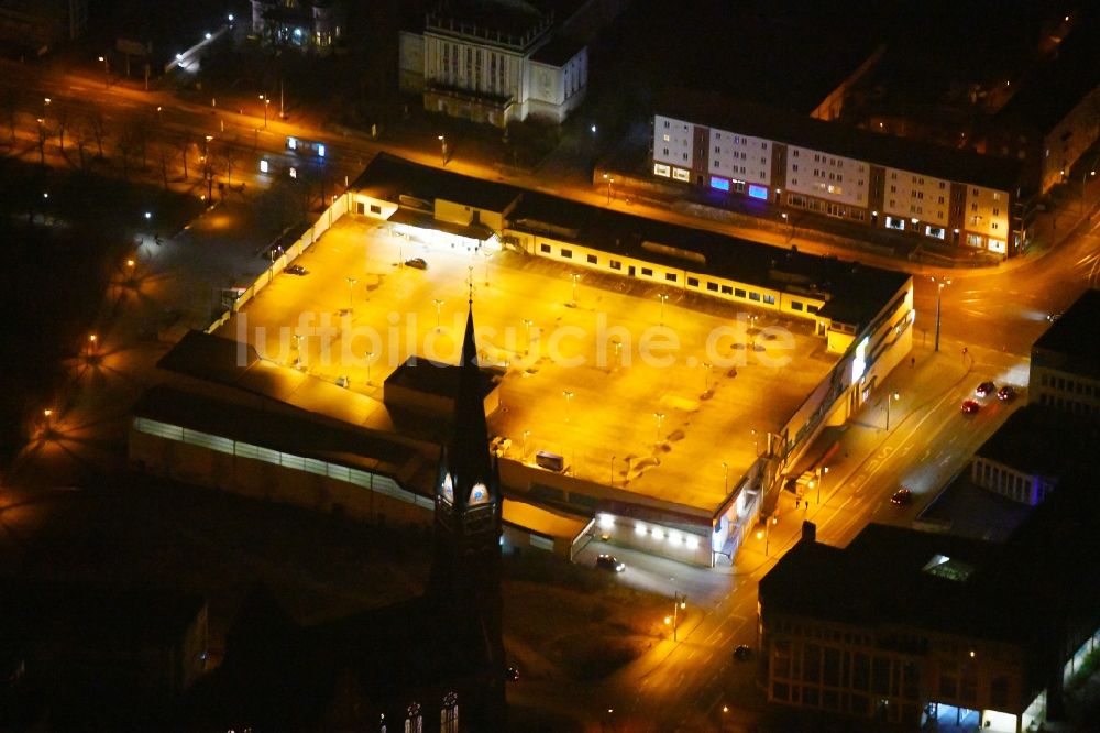 Frankfurt (Oder) bei Nacht aus der Vogelperspektive: Nachtluftbild Einkaufs- Zentrum Kaufland in Frankfurt (Oder) im Bundesland Brandenburg, Deutschland