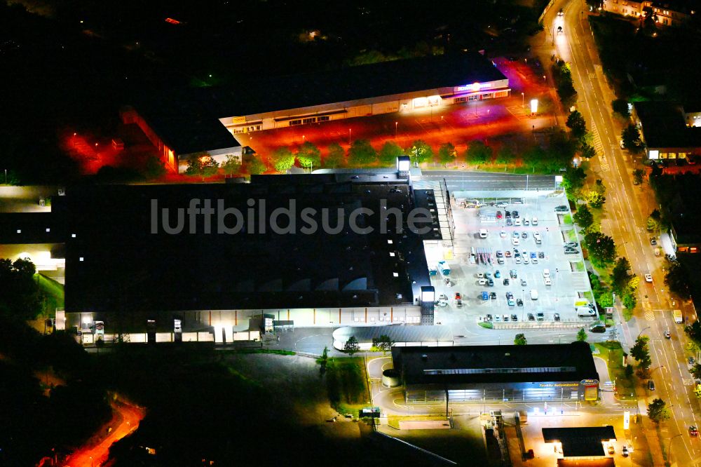 Berlin bei Nacht von oben - Nachtluftbild Einkaufs- Zentrum Kaufland im Ortsteil Heinersdorf in Berlin, Deutschland
