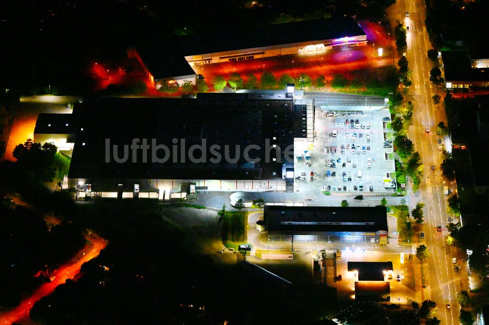 Berlin bei Nacht aus der Vogelperspektive: Nachtluftbild Einkaufs- Zentrum Kaufland im Ortsteil Heinersdorf in Berlin, Deutschland