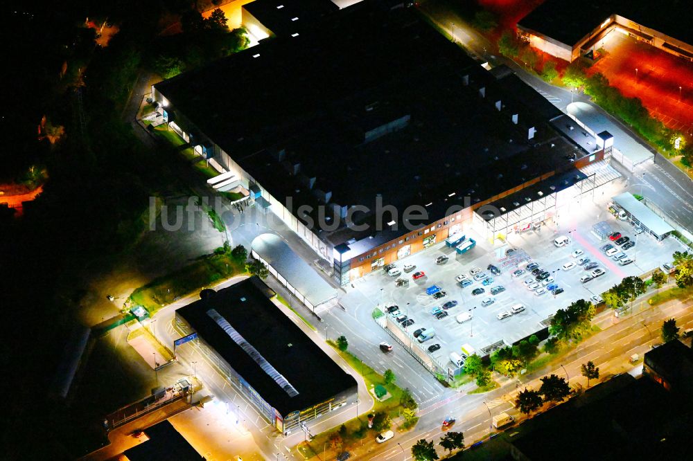 Nachtluftbild Berlin - Nachtluftbild Einkaufs- Zentrum Kaufland im Ortsteil Heinersdorf in Berlin, Deutschland