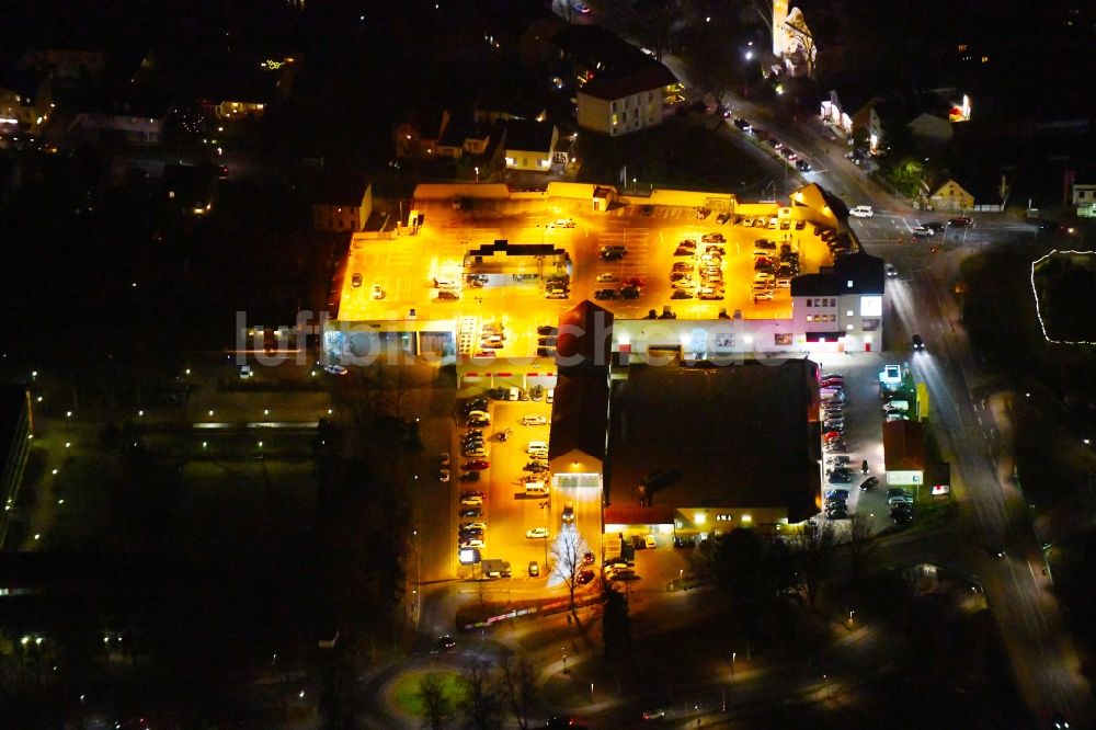 Nacht-Luftaufnahme Hohen Neuendorf - Nachtluftbild Einkaufs- Zentrum Kaufland an der Schönfließer Straße in Hohen Neuendorf im Bundesland Brandenburg, Deutschland