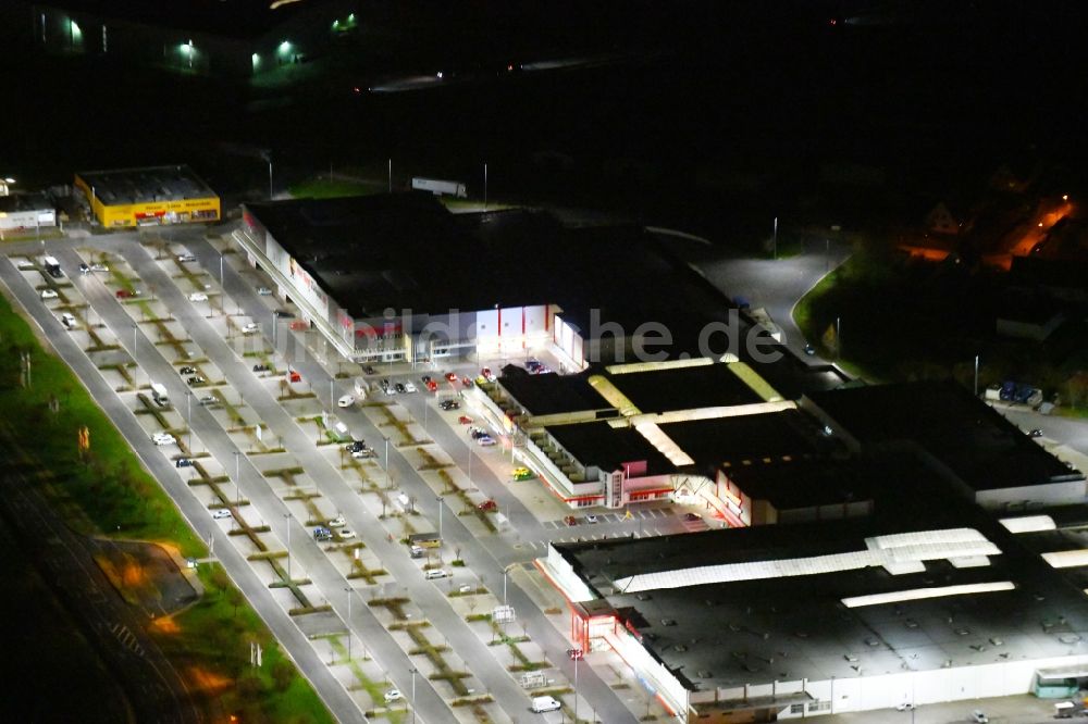 Hötzelsroda bei Nacht von oben - Nachtluftbild Einkaufs- Zentrum Kaufland und toom- Baumarkt in Hötzelsroda im Bundesland Thüringen, Deutschland