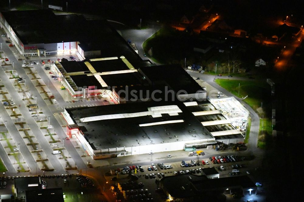 Nachtluftbild Hötzelsroda - Nachtluftbild Einkaufs- Zentrum Kaufland und toom- Baumarkt in Hötzelsroda im Bundesland Thüringen, Deutschland