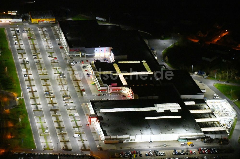 Nacht-Luftaufnahme Hötzelsroda - Nachtluftbild Einkaufs- Zentrum Kaufland und toom- Baumarkt in Hötzelsroda im Bundesland Thüringen, Deutschland