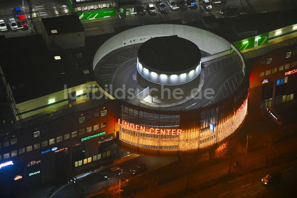 Nachtluftbild Berlin - Nachtluftbild Einkaufs- Zentrum Linden-Center im Ortsteil Neu-Hohenschönhausen in Berlin, Deutschland