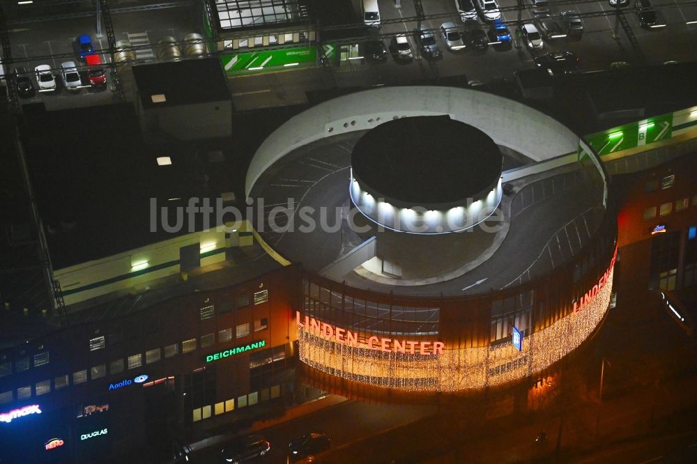 Nacht-Luftaufnahme Berlin - Nachtluftbild Einkaufs- Zentrum Linden-Center im Ortsteil Neu-Hohenschönhausen in Berlin, Deutschland