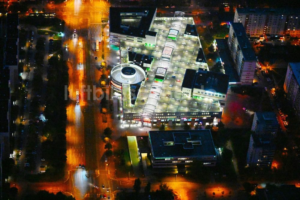 Berlin bei Nacht von oben - Nachtluftbild Einkaufs- Zentrum Linden-Center im Ortsteil Neu-Hohenschönhausen in Berlin, Deutschland