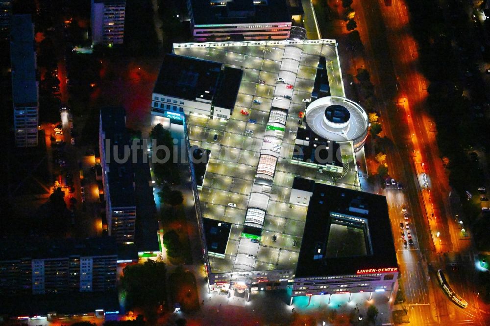 Nacht-Luftaufnahme Berlin - Nachtluftbild Einkaufs- Zentrum Linden-Center im Ortsteil Neu-Hohenschönhausen in Berlin, Deutschland