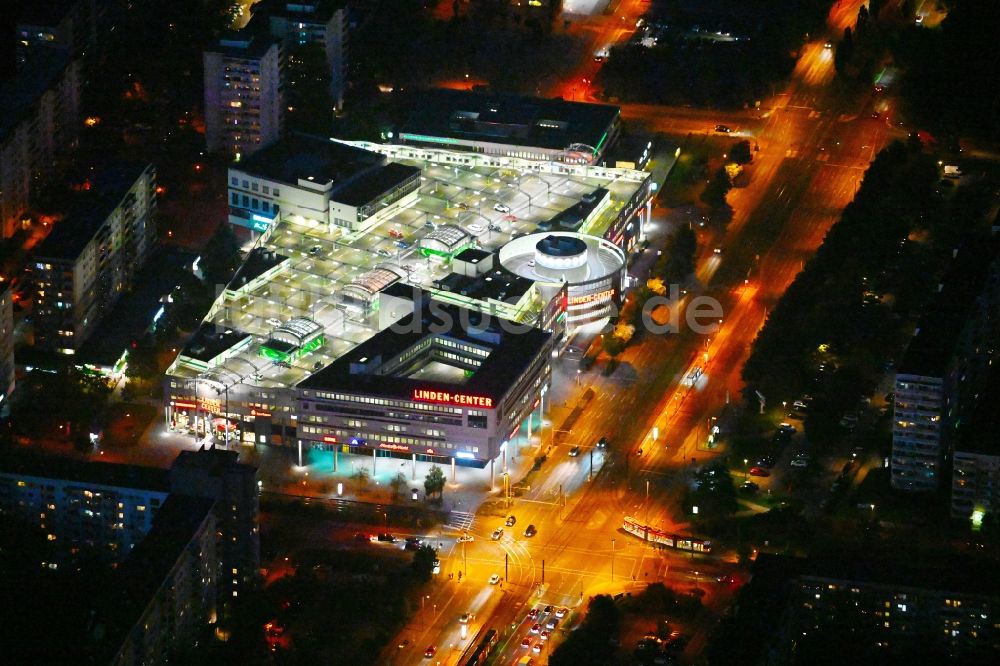 Berlin bei Nacht von oben - Nachtluftbild Einkaufs- Zentrum Linden-Center im Ortsteil Neu-Hohenschönhausen in Berlin, Deutschland