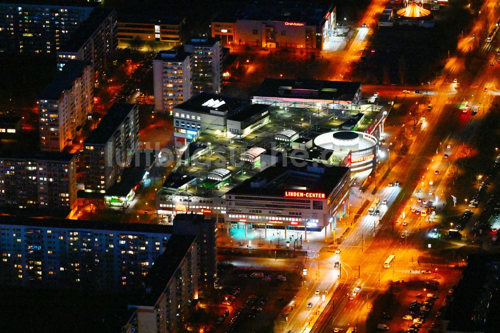 Nachtluftbild Berlin - Nachtluftbild Einkaufs- Zentrum Linden-Center im Ortsteil Neu-Hohenschönhausen in Berlin, Deutschland