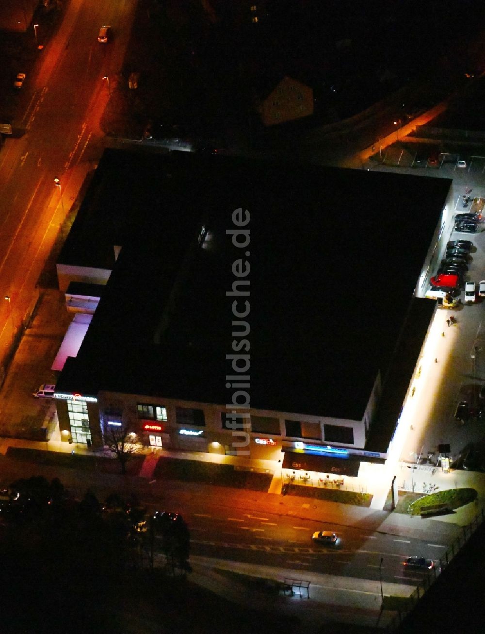 Nachtluftbild Ludwigsfelde - Nachtluftbild Einkaufs- Zentrum Ludwig Arkaden in Ludwigsfelde im Bundesland Brandenburg, Deutschland