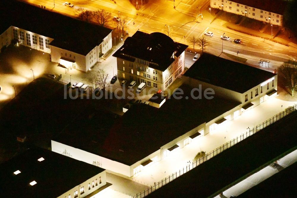 Nacht-Luftaufnahme Ludwigsfelde - Nachtluftbild Einkaufs- Zentrum Ludwig Arkaden in Ludwigsfelde im Bundesland Brandenburg, Deutschland