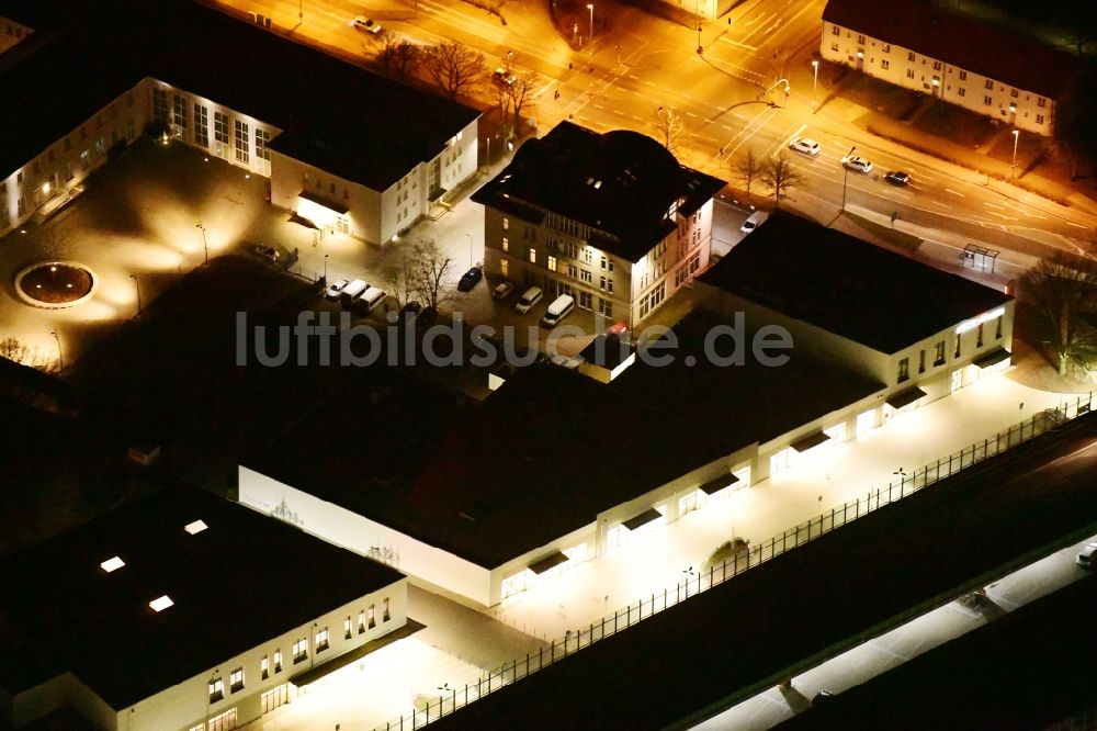 Ludwigsfelde bei Nacht von oben - Nachtluftbild Einkaufs- Zentrum Ludwig Arkaden in Ludwigsfelde im Bundesland Brandenburg, Deutschland