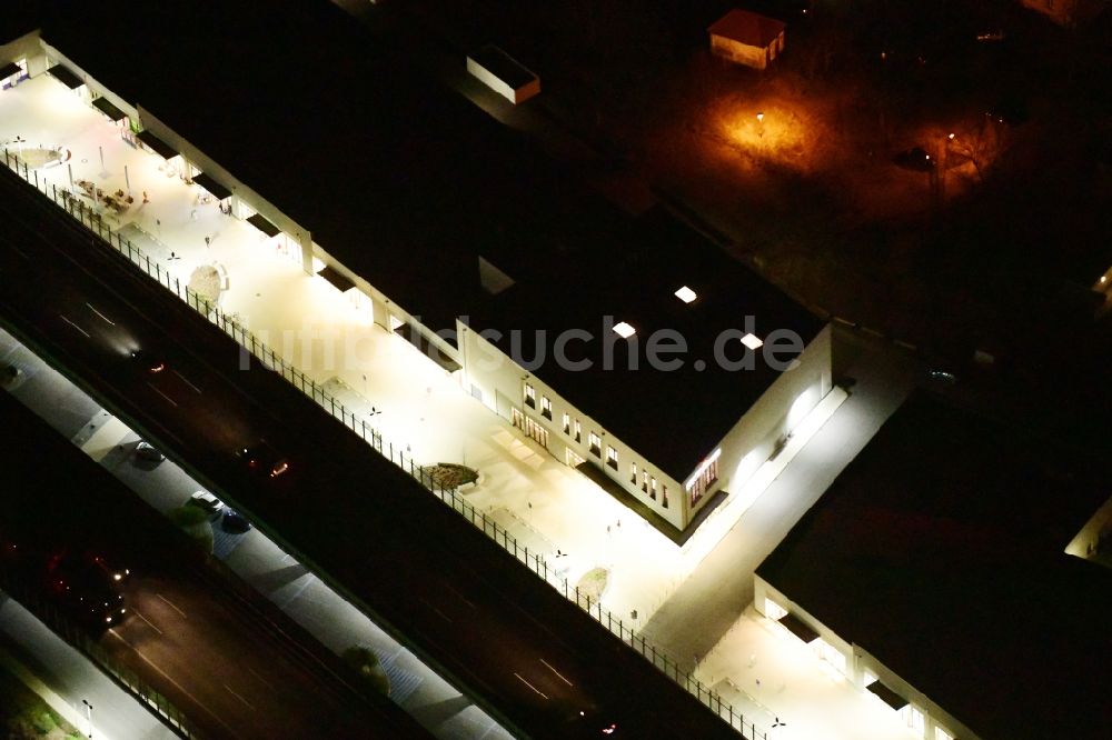 Ludwigsfelde bei Nacht aus der Vogelperspektive: Nachtluftbild Einkaufs- Zentrum Ludwig Arkaden in Ludwigsfelde im Bundesland Brandenburg, Deutschland