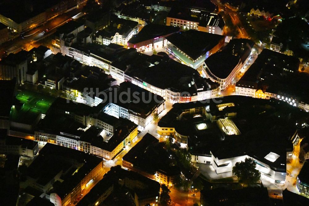 Osnabrück bei Nacht von oben - Nachtluftbild Einkaufs- Zentrum L&T Markthalle im Ortsteil Innenstadt in Osnabrück im Bundesland Niedersachsen, Deutschland