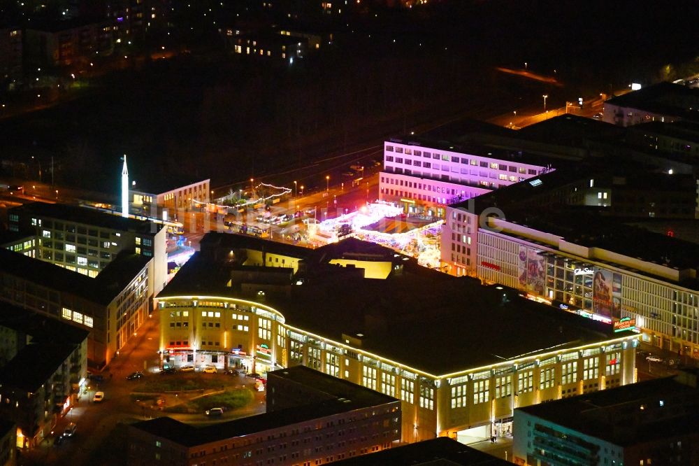 Nachtluftbild Berlin - Nachtluftbild Einkaufs- Zentrum Marktplatz Center - Berlin-Hellersdorf in Berlin, Deutschland