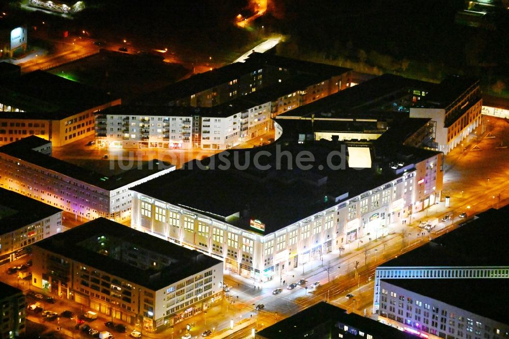 Nacht-Luftaufnahme Berlin - Nachtluftbild Einkaufs- Zentrum Marktplatz Center - Berlin-Hellersdorf in Berlin, Deutschland