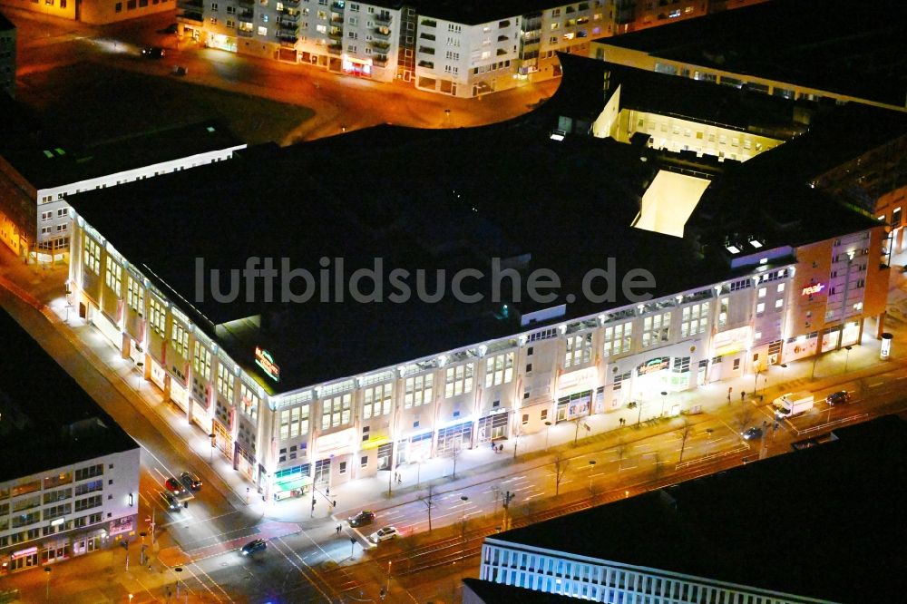 Berlin bei Nacht aus der Vogelperspektive: Nachtluftbild Einkaufs- Zentrum Marktplatz Center - Berlin-Hellersdorf in Berlin, Deutschland