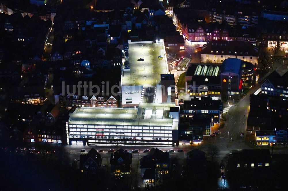 Nacht-Luftaufnahme Stade - Nachtluftbild Einkaufs- Zentrum Neuer Pferdemarkt und Sparkasse in Stade im Bundesland Niedersachsen, Deutschland
