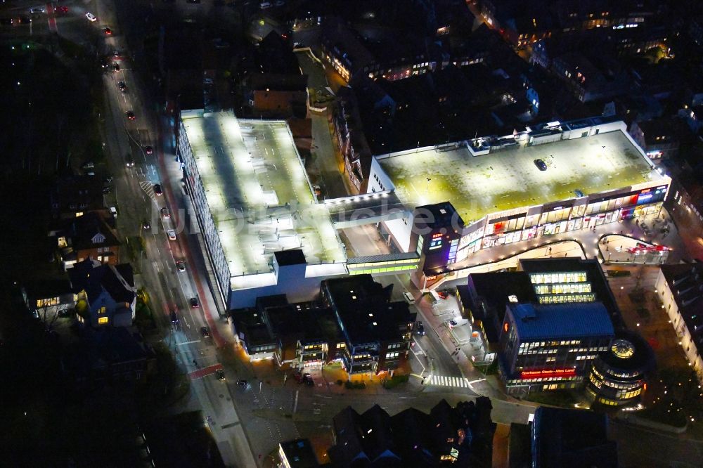 Stade bei Nacht von oben - Nachtluftbild Einkaufs- Zentrum Neuer Pferdemarkt und Sparkasse in Stade im Bundesland Niedersachsen, Deutschland