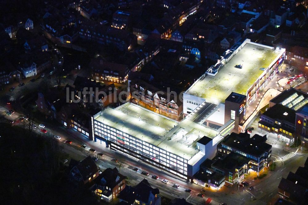 Stade bei Nacht von oben - Nachtluftbild Einkaufs- Zentrum Neuer Pferdemarkt in Stade im Bundesland Niedersachsen, Deutschland