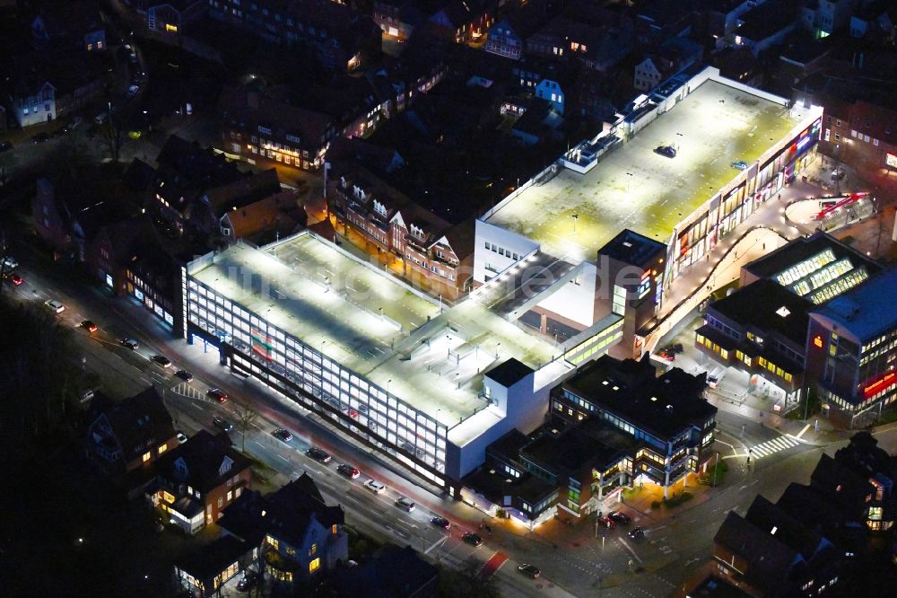 Stade bei Nacht aus der Vogelperspektive: Nachtluftbild Einkaufs- Zentrum Neuer Pferdemarkt in Stade im Bundesland Niedersachsen, Deutschland
