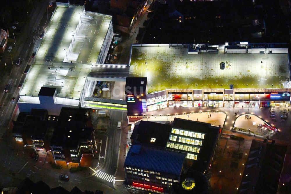 Stade bei Nacht aus der Vogelperspektive: Nachtluftbild Einkaufs- Zentrum Neuer Pferdemarkt in Stade im Bundesland Niedersachsen, Deutschland
