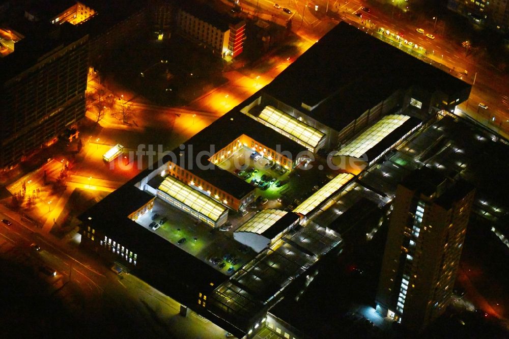 Nacht-Luftaufnahme Halle (Saale) - Nachtluftbild Einkaufs- Zentrum Neustädter Passage in Halle (Saale) im Bundesland Sachsen-Anhalt, Deutschland