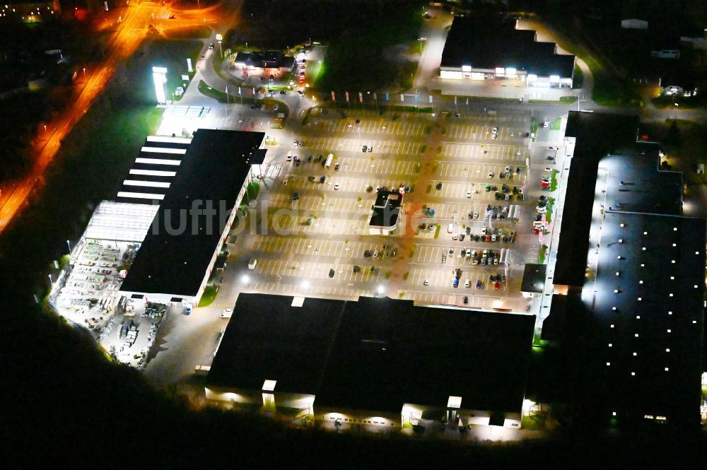 Nacht-Luftaufnahme Blankenburg (Harz) - Nachtluftbild Einkaufs- Zentrum Nordharz Center in Blankenburg (Harz) im Bundesland Sachsen-Anhalt, Deutschland