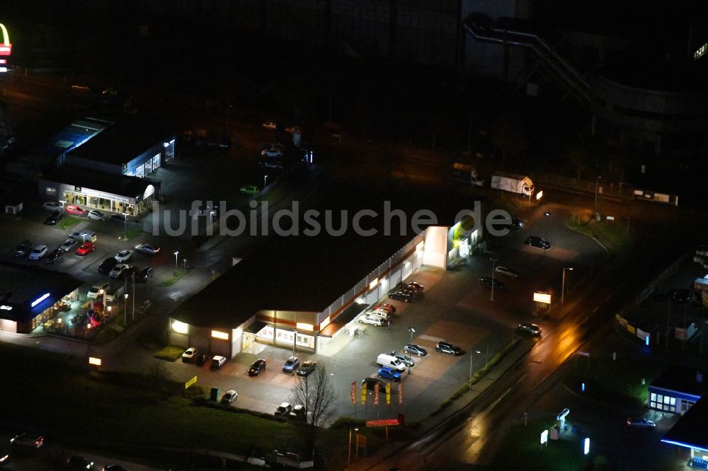 Ahrensfelde bei Nacht von oben - Nachtluftbild Einkaufs- Zentrum NORMA in Ahrensfelde im Bundesland Brandenburg, Deutschland
