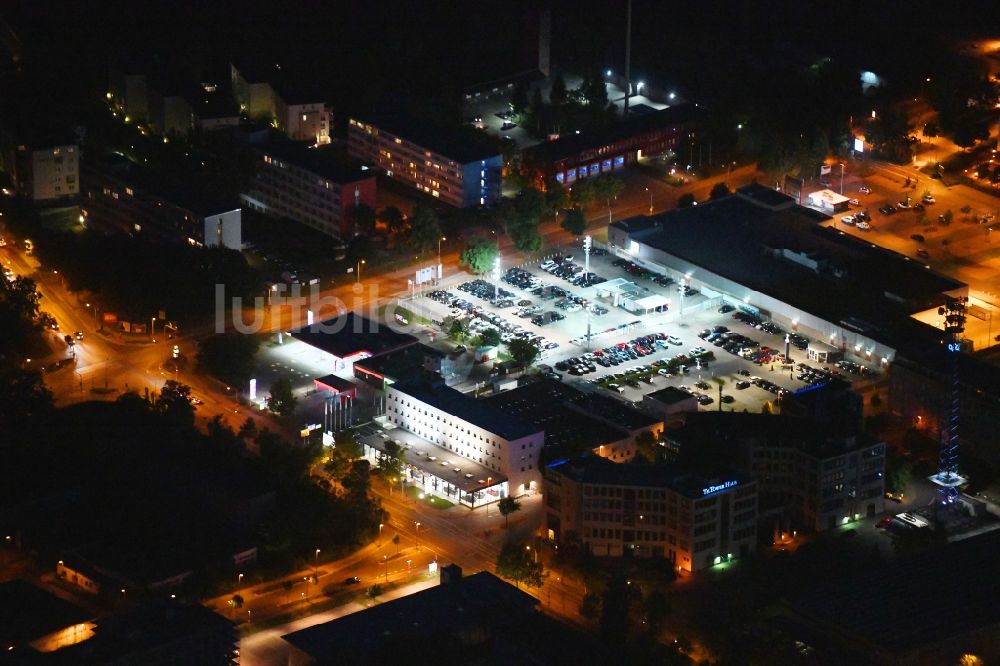 Teltow bei Nacht aus der Vogelperspektive: Nachtluftbild Einkaufs- Zentrum an der Oderstraße in Teltow im Bundesland Brandenburg, Deutschland