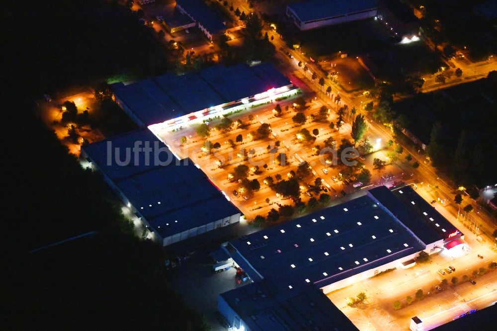Nachtluftbild Teltow - Nachtluftbild Einkaufs- Zentrum an der Oderstraße in Teltow im Bundesland Brandenburg, Deutschland